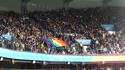 L'association Les Dégommeuses a déployé un drapeau arc-en-ciel durant le match d'ouverture de la Coupe du monde féminine de football, à Paris, le 7 juin 2019. (LES DEGOMMEUSES)