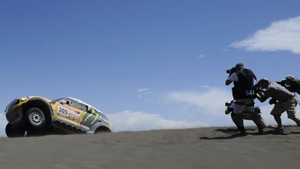 Des photographes au travail sur la deuxi&egrave;me &eacute;tape du Dakar entre Santa Rosa de la Pampa et San Rafael en Argentine, le 2 janvier 2012. (PHILIPPE DESMAZES / AFP)