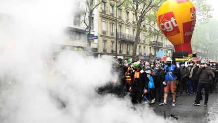 Des membres du syndicat CGT lors de la manifestation&nbsp;parisienne&nbsp;le samedi 1er mai 2021. (BERTRAND GUAY / AFP)