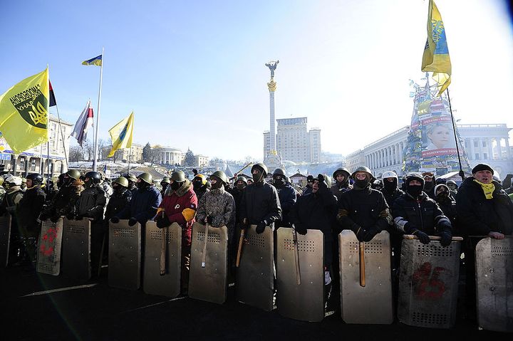 Des manifestants anti-gouvernement place Maidan à Kiev, le 6 février 2014. (ALEXANDER KOERNER / GETTY IMAGES EUROPE)