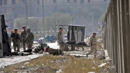 Kaboul, après l'explosion du véhicule de l'Otan. (STR / AFP)