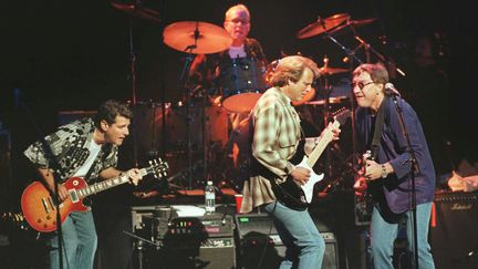 Le groupe de rock américain The Eagles, en concert à Londres, au Royaume-Uni, en 1998. (DAVID MCNEW / REUTERS)