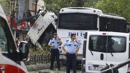 Des policiers sur les lieux de l'attentat, &agrave; Istanbul (Turquie), mardi 7 juin 2016. (OSMAN ORSAL / REUTERS)