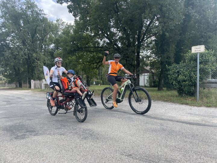 Louana and Mathéo travel together to Bourg-lès-Valence, the arrival point of the 2nd stage of the DynamiGo raid, accompanied by Ingrid Maubert, one of the founders of the association, on September 17, 2023. (Clément Mariotti Pons)