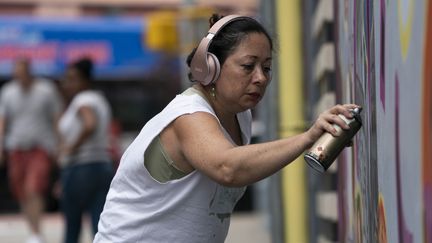 Lady Pink en plein travail dans le quartier du Bronx à New York le 2 juin 2019. (DON EMMERT / AFP)