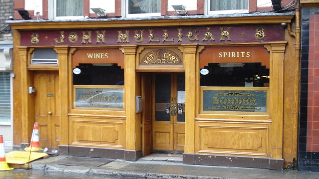 &nbsp; (La façade du pub John Mulligan's, l'un des plus anciens de Dublin © DR)