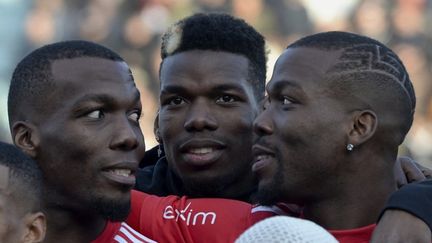 Le&nbsp;joueur des Bleus Paul&nbsp;Pogba, au milieu de ses frères jumeaux Florentin Pogba (à gauche) et Mathias Pogba (à droite), à Tours, le 29 décembre 2019. (GUILLAUME SOUVANT / AFP)