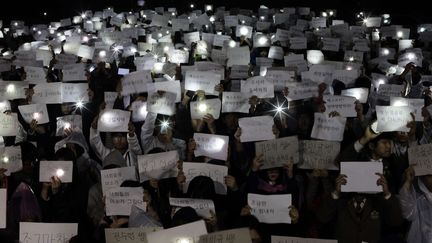 Des &eacute;l&egrave;ves du lyc&eacute;e Danwon d'Ansan, d'o&ugrave; sont originaires de nombreux disparus du naufrage du Sewol, se sont recueillis au sein m&ecirc;me de leur &eacute;cole, le 17 avril 2014. (WOOHAE CHO / AP / SIPA)