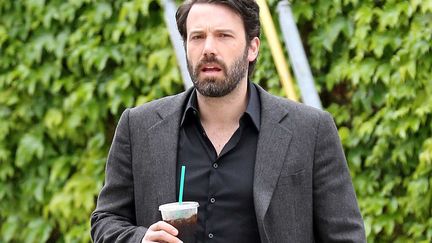 Chez Ben Affleck, &ccedil;a repousse! Apr&egrave;s s'&ecirc;tre compl&egrave;tement ras&eacute; en d&eacute;but d'ann&eacute;e, l'acteur semble avoir trouv&eacute; un compromis entre son c&ocirc;t&eacute; "Robinson&nbsp;hirsute Cruso&euml;" de 2011 et la civilisation... (DR)