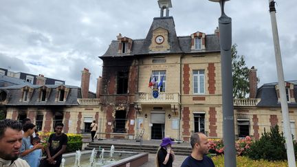 La mairie de Persan (Val-d'Oise), le 1er juillet 2023, incendiée lors des émeutes qui ont fait suite à la mort de Nahel. (CHRISTINE BERTRAND NIELSEN / AFP)