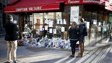 &nbsp; (Des passants se recueillent le 21 novembre devant l'un des sites des attentats du 13 novembre à Paris, qui ont fait 130 morts © REUTERS/Charles Platiau)