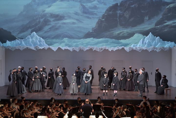 "La Somnambule" de Bellini au Théâtre des Champs-Elysées. La scénographie est signée Johannes Leiacker. Au centre de l'image Pretty Yende (Amina) et Marc Scoffoni (Alessio).&nbsp; (VINCENT PONTET)