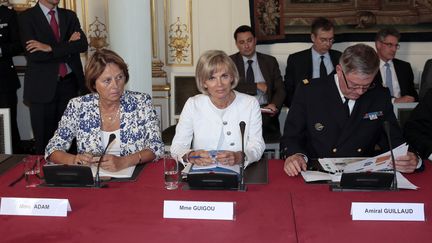 Elisabeth Guigou (au centre), la pr&eacute;sidente de la commission des affaires &eacute;trang&egrave;res de l'Assembl&eacute;e,&nbsp;le 2 septembre 2013 &agrave; l'h&ocirc;tel Matignon (Paris). (DEMARTHON / AFP)