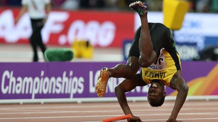 AOUT. La star de l'athlétisme, Usain Bolt, chute après s'être blessé&nbsp;lors de la dernière course de sa carrière, le 12 août 2017 à Londres (Royaume-Uni). (DANIEL LEAL-OLIVAS / AFP)