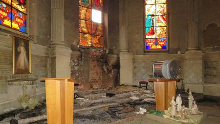 L'intérieur de l'église Saint-Louis, à Fontainebleau (Seine-et-Marne), ravagée par&nbsp;un incendie criminel, dimanche 10 janvier.&nbsp; (MAXPPP)