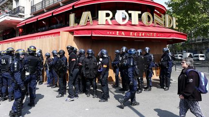 Des membres des forces de l'ordre protègent le restaurant La Rotonde, mercredi 1er mai 2019 à Paris. (MAXPPP)