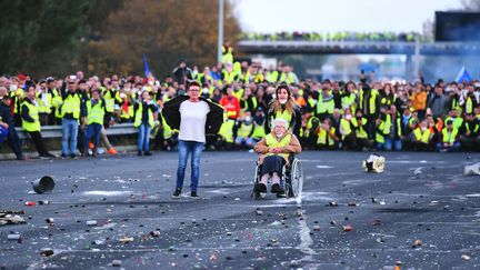 Au deuxième jour de la mobilisation, des "gilets jaunes" font face aux forces de l’ordre alors qu'ils bloquent l'autoroute A10 à Virsac, près de Bordeaux (Gironde). En France, plus de 400 personnes ont été blessées, dont 14 grièvement, annoncera le même jour le ministre de l’Intérieur, Christophe Castaner, le 18 novembre 2018.&nbsp; (NICOLAS TUCAT / AFP)