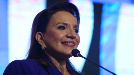 La présidente élue du Honduras, Xiomara Castro prononce un discours à Tegucigalpa, le 30 décembre 2021. (JOHNY MAGALLANES / AFP)