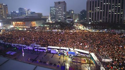 Des dizaines de milliers de manifestants rassemblés dans le centre de Séoul, le 26 Novembre 2016 pour réclamer le départ de la présidente Park Geun-Hye. 

	  (Jung Yeon-Je / AFP)