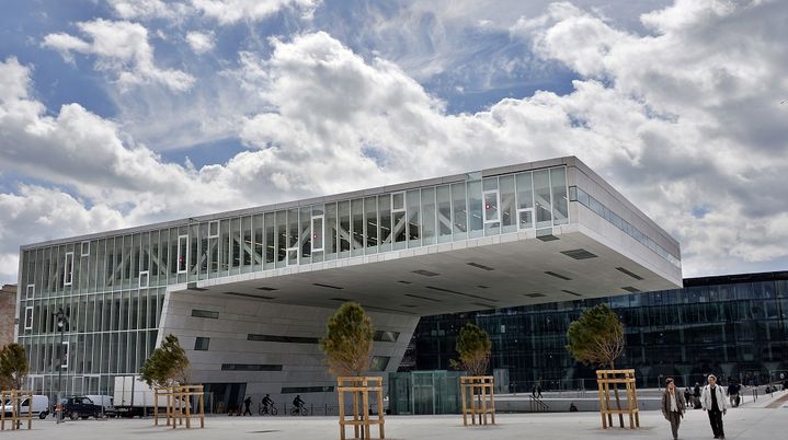 Le Centre r&eacute;gional de la M&eacute;diterran&eacute;e, &agrave; Marseille, dessin&eacute; par l'architecte italien Stefano Boeri. (GERARD JULIEN / AFP)