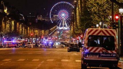 Des policiers ont été&nbsp;attaqués sur les Champs-Elysées à Paris, le 20 avril 2017. (MAXPPP)