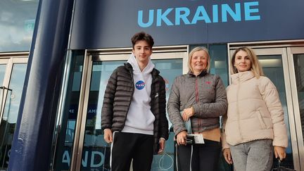 Kiril, Mary et Tania devant le Hampden Park de Glasgow (Écosse), en mai 2022. (AGATHE MAHUET / RADIO FRANCE)