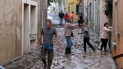 Des habitants de Trèbes (Aude) dans les rues de la ville, le 16 octobre 2018. (ERIC CABANIS / AFP)