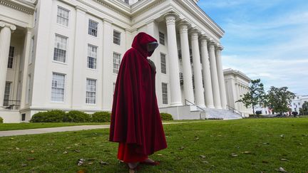 Une manifestante américaine habillée comme un personnage de la série TV "La Servante écarlate" d'après le roman éponyme de&nbsp;Margaret Atwood. (JULIE BENNETT / GETTY IMAGES NORTH AMERICA)