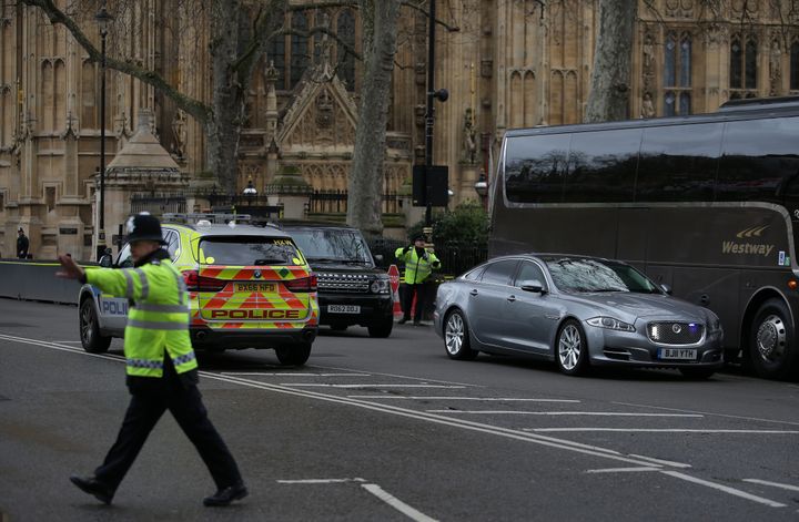 La Jaguar de Theresa May quitte le Parlement britannique après l'attaque meurtrière du 22 mars 2017.&nbsp; (DANIEL LEAL-OLIVAS / AFP)