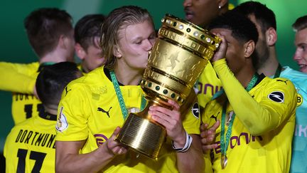 Erling Haaland, auteur d'un doublé contre Leipzig, jeudi 13 mai, peut exulter avec ses coéquipiers de Dortmund après leur sacre en Coupe d'Allemagne. (MARTIN ROSE / POOL)