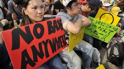 Manifestants japonais contre la construction d'une base américaine à Okinawa, le 8/11/2009 (AFP/Kazuhiro Nogi)