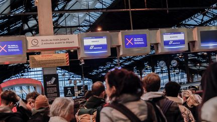 Des voyageurs qui attendent leur train à la gare de Lyon, le 23 décembre 2022. (TERESA SUAREZ / EPA VIA MAXPPP)