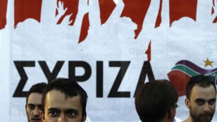 Des militants de la coalition de gauche radicale Syriza lors d'un meeting de son dirigeant Alexis Tsipras, le 14 juin 2012 &agrave; Ath&egrave;nes (Gr&egrave;ce).&nbsp; (PETROS KARADJIAS / AP / SIPA)