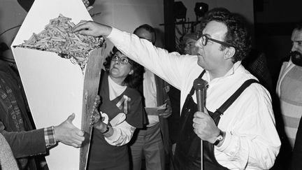 Michel Collucci en visite au Resto du Coeur de Liège, en 1986. (MICHEL HOUET / MAXPPP)