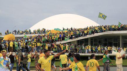 Les partisans de l'ancien président d'extrême-droite Jair Bolsonaro devant le Congrès brésilien dimanche 8 janvier.&nbsp; (SERGIO LIMA / AFP)