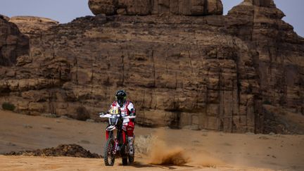 Le Botswanais Ross Branch lors du prologue, le 5 janvier 2024, à Alula (Arabie saoudite). (JULIEN DELFOSSE / AFP)