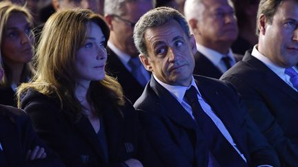 Carla Bruni et Nicolas Sarkozy assistent à un meeting à&nbsp;Saint-Maur-des-Fossés (Val-de-Marne), le 14 novembre 2016. (CHRISTOPHE ARCHAMBAULT / AFP)