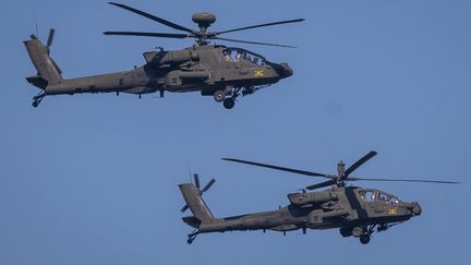 Des hélicoptères Apache AH-64E lors d'une parade militaire à Varsovie (Pologne), le 15 août 2023. (WOJTEK RADWANSKI / AFP)