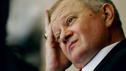 Tom Clancy, le 21 septembre 2004, sur la base militaire de Norfolk (Etats-Unis). (STEPHEN M. KATZ / AP / SIPA)