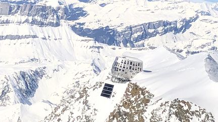 Le refuge du Goûter dans le massif du Mont-Blanc (Haute-Savoie). (FRANCIS GAUGAIN / FRANCE-BLEU BASSE-NORMANDIE)