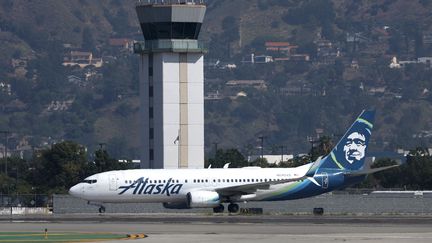 Un avion de la compagnie aérienne Alaska Airlines, le 25 septembre 2023 à Burbank, en Californie (Etats-Unis). (JUSTIN SULLIVAN / GETTY IMAGES NORTH AMERICA / AFP)