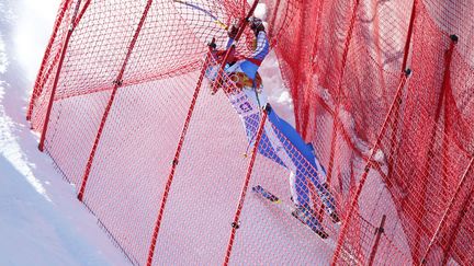 L'Italienne&nbsp;Elena Fanchini se retrouve prisonni&egrave;re des filets de s&eacute;curit&eacute; apr&egrave;s une chute &agrave; l'entra&icirc;nement &agrave; Sochi (Russie), le 6 f&eacute;vrier 2014. (MIKE SEGAR / REUTERS)