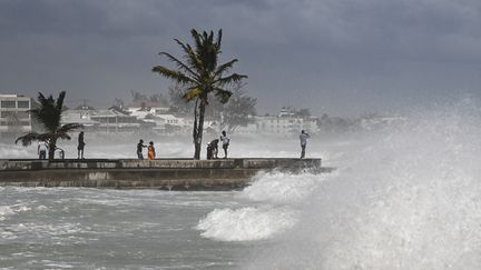 Des vagues provoquées par l'ouragan Béryl, s'échouent sur une jetée, l'île de la Barbade, le 1er juillet 2024. (CHANDAN KHANNA / AFP)