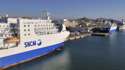 Un bateau de la SNCM dans le port de Marseille (Bouches-du-Rh&ocirc;ne), le 3 mai 2013. (MAURICE SUBERVIE  / AFP)