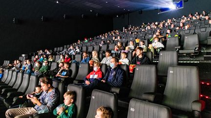 Des spectateurs d'un cinéma d'Anvers, en Belgique, le 24 décembre 2021.&nbsp; (JONAS ROOSENS / BELGA / AFP)