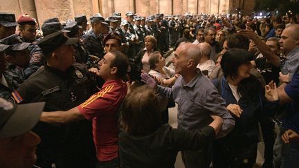 Des manifestants devant les bâtiments du gouvernement à Erevan (Arménie), après la reprise des combats dans le Haut-Karabakh, le 19 septembre 2023. (ALEXANDER PATRIN / TASS / SIPA USA)