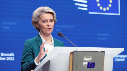 La présidente de la Commission européenne, Ursula von der Leyen, lors d'une conférence de presse à Bruxelles (Belgique), le 21 octobre 2022.&nbsp; (DURSUN AYDEMIR / ANADOLU AGENCY / AFP)