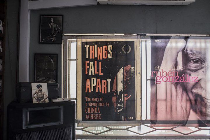 La couverture du livre de Chinua Achebe, «Things fall apart» (Tout s'effondre), vue dans la vitrine de la librairie et studio d'enregistrement indépendant, The Jazz Hole, le 30 janvier 2018 à Lagos, la capitale économique du Nigeria.  (STEFAN HEUNIS/AFP)