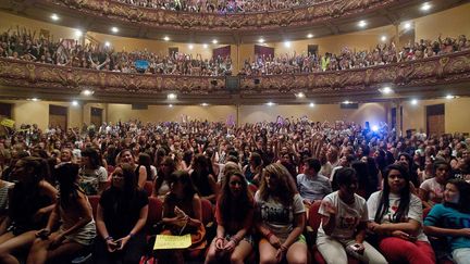 Des fans du&nbsp;boys band anglo-irlandais One Direction patientent au St James theatre avant le d&eacute;but d'un concert &agrave; Wellington (Nouvelle-Z&eacute;lande), le 22 avril 2012. (MARTY MELVILLE / AFP)