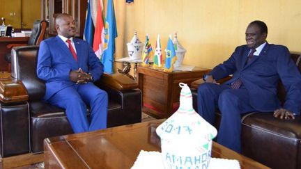 Le président du Burundi, Pierre Nkurunziza, recevant l'émissaire du Secrétaire genéral de l'ONU, Michel Kafondo, au palais présidentiel à Bujumbura, le 29 juin 2017. (STR/AFP)